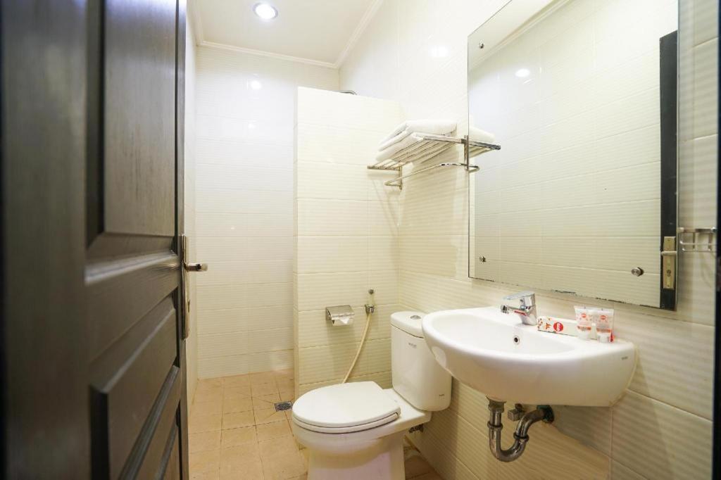 โอโย 235 เมามู โฮเต็ล แอนด์ เลานจ์ Hotel สุราบายา ภายนอก รูปภาพ